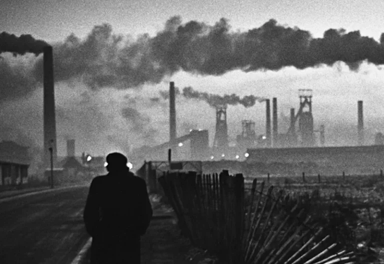 British New Wave - Picture of 1960s industrial city in United Kingdom in black and white